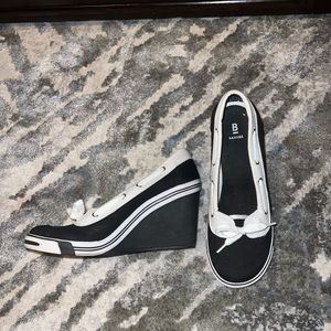 Black and White Nautical Wedges